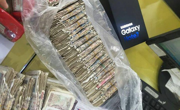 Nhân viên Viễn Thông A choáng khi khách mang 19 triệu tiền lẻ đi mua Galaxy Note7