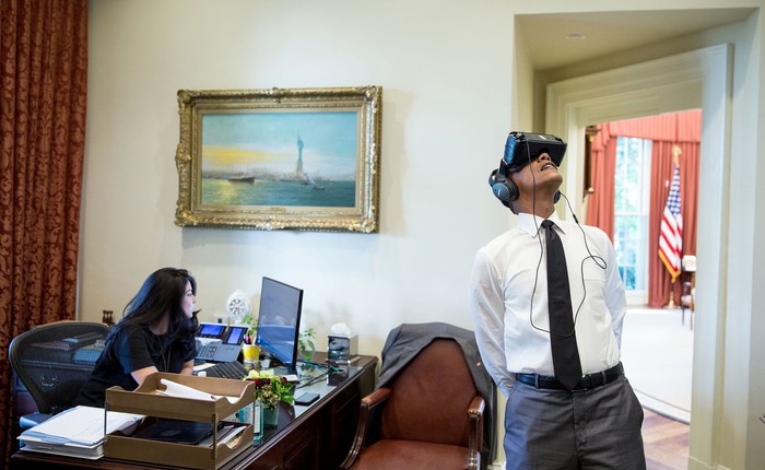 Mark Zuckerberg vừa đăng tấm ảnh Tổng thống Obama dùng thử kính thực tế ảo, 110 nghìn likes sau 2 tiếng