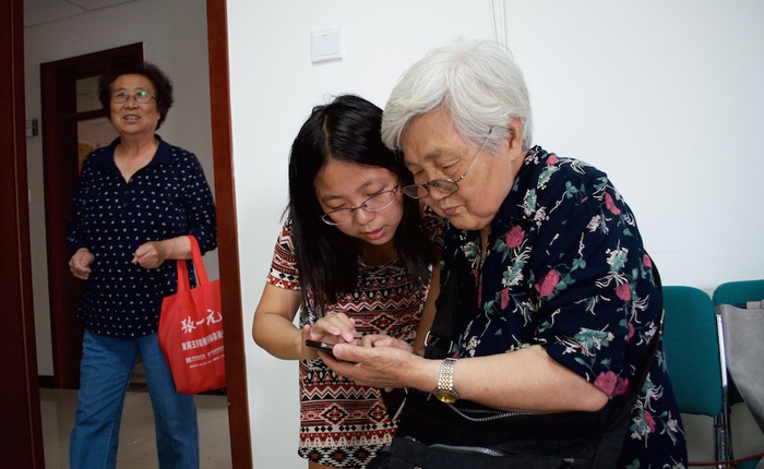 Hãy xem cách người Trung Quốc dạy người già dùng smartphone như thế nào
