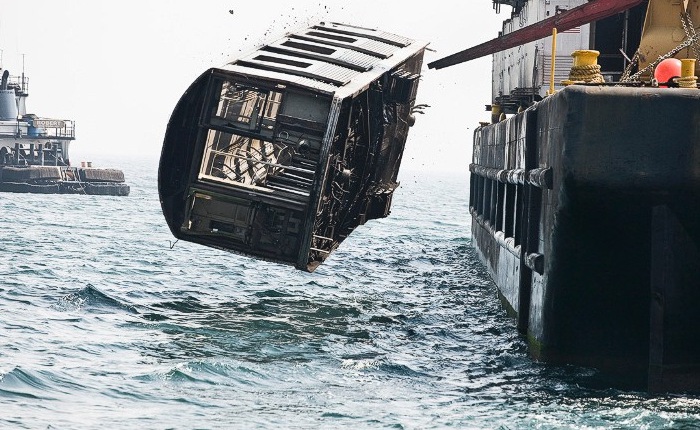 Bạn sẽ bất ngờ vì lý do nước Mỹ thả những toa tàu cũ xuống đáy biển