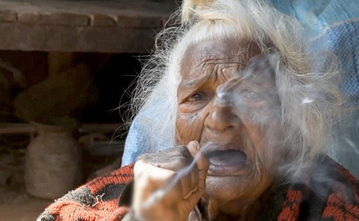 Bí kíp sống lâu của cụ bà 113 tuổi: ngày hút 30 điếu thuốc