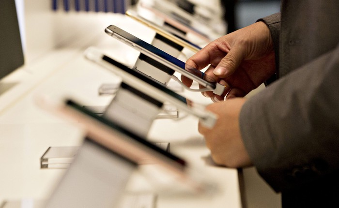 Nghi án Apple hạn chế tốc độ mạng trên những chiếc iPhone phiên bản nhà mạng khác nhau