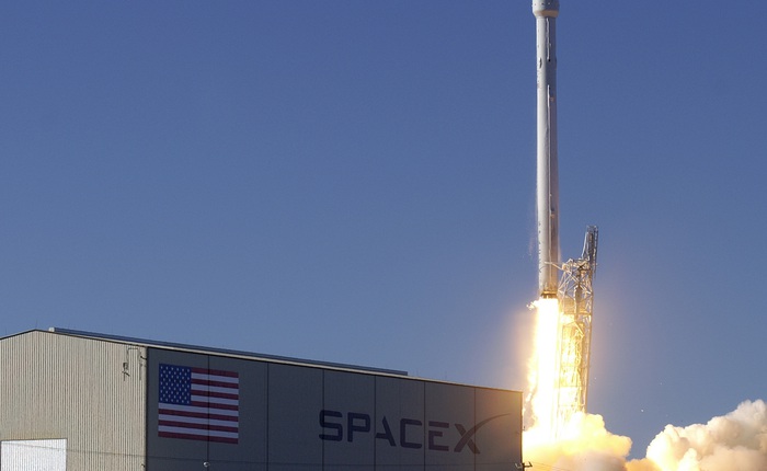 Hạ cánh xuống đất chưa đủ, SpaceX còn muốn hạ cánh trên biển, tại sao vậy?