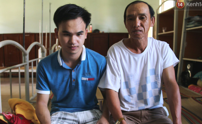 Cha nghèo bán lúa, vượt gần 90km đưa con trai mù đi thi ngành kỹ sư công nghệ thông tin