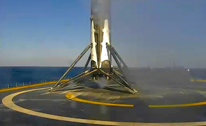 SpaceX lần thứ hai hạ cánh thành công tên lửa trên xà lan giữa biển