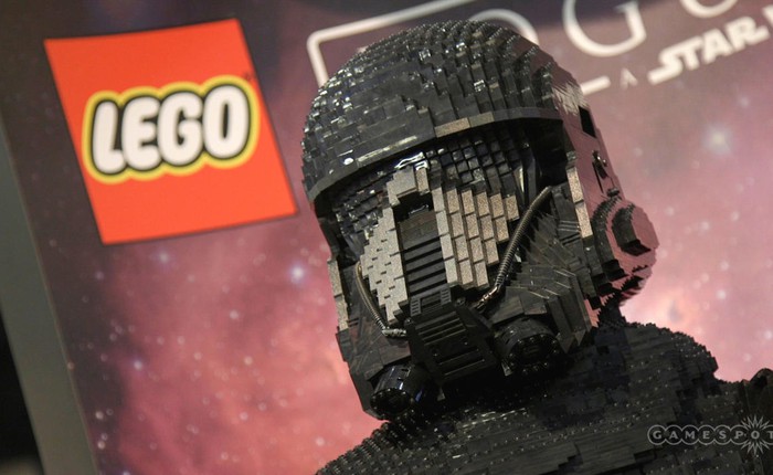 Tượng siêu anh hùng được lắp ghép kỳ công từ hơn 20.000 mảnh Lego trông như thế nào?