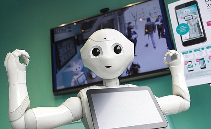 Cửa hàng bán điện thoại ở Nhật thay toàn bộ nhân viên bằng robot, nghe hiểu như người thật, còn có cả cảm xúc