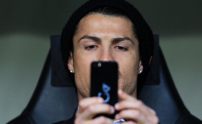 Cristiano Ronaldo quảng cáo cho Samsung nhưng câu chuyện ít người biết này cho thấy anh lại là iFan đích thực