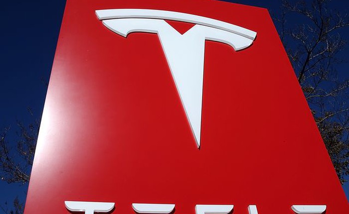 Vợ đạp nhầm chân ga khiến Tesla Model X phi vào tường, chồng đổ tội cho hệ thống tự lái