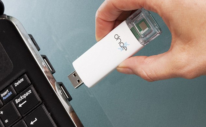 Xét nghiệm HIV chỉ cần một chiếc USB, nhanh gọn trong 30 phút