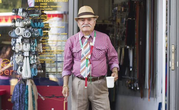 Ai bảo 86 tuổi thì không được mặc "chất" đi làm?