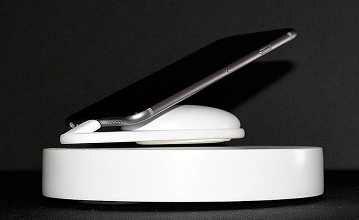 Air Charge: sạc không dây độc đáo giúp iPhone lơ lửng trong không khí