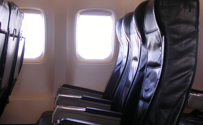 Vì sao cửa sổ trên máy bay không thẳng hàng với ghế ngồi?