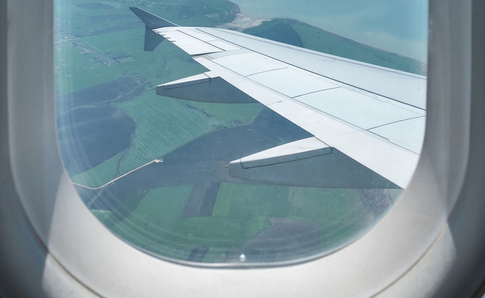 Lý giải về những lỗ nhỏ phía bên trong cửa sổ máy bay