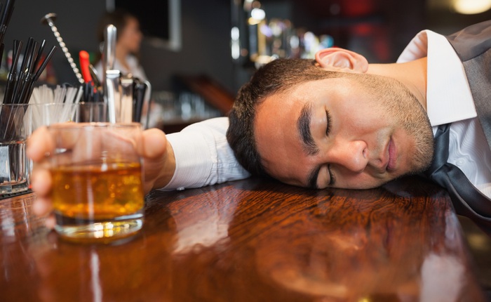 Tết này mách bạn 5 cách uống rượu bia không say không mệt