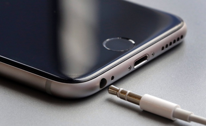 Apple giải thích lý do bỏ cổng cắm headphone truyền thống trên iPhone nhưng lại giữ nguyên trên MacBook
