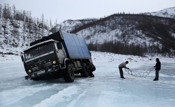 Hành trình nguy hiểm của tài xế xe tải vùng Siberia đầy băng tuyết và giá lạnh