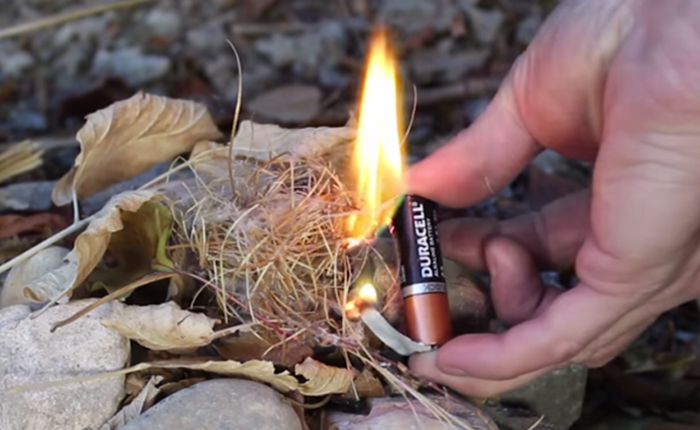 Bạn đã biết cách tạo ra lửa từ giấy gói kẹo cao su?
