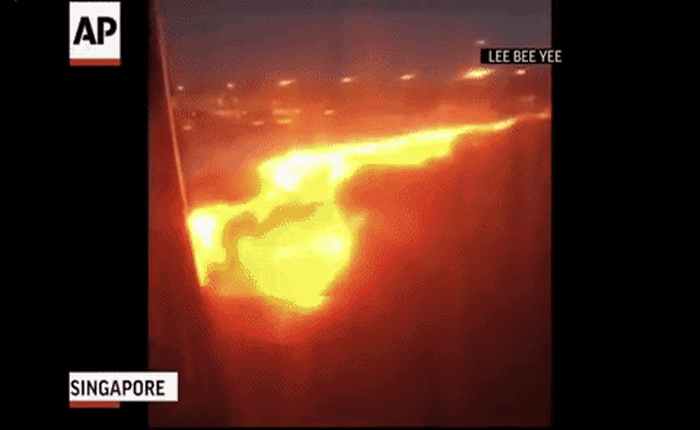 Một hành khách đã dùng điện thoại ghi lại cảnh máy bay chở chính mình đang bốc cháy