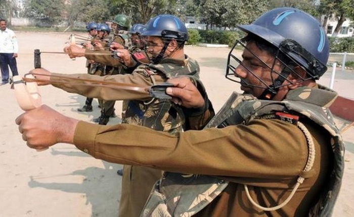 Bây giờ là 2016 nhưng Ấn Độ vừa trang bị súng cao su cho cảnh sát