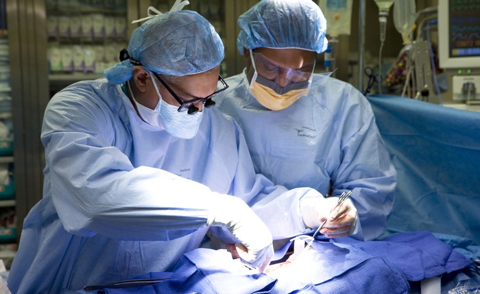 Bí quyết nào giúp các bác sĩ phẫu thuật giữ được sự tập trung trong nhiều giờ liên tục?