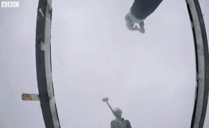 Anh chàng liều mạng dùng búa tạ kiểm tra độ bền cầu bằng kính cao 300 mét ở Trung Quốc