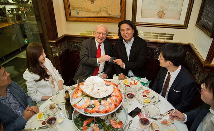 Warren Buffett sống cả đời giản dị, nhưng mỗi năm 1 lần ông sẽ có một "bữa ăn triệu đô"