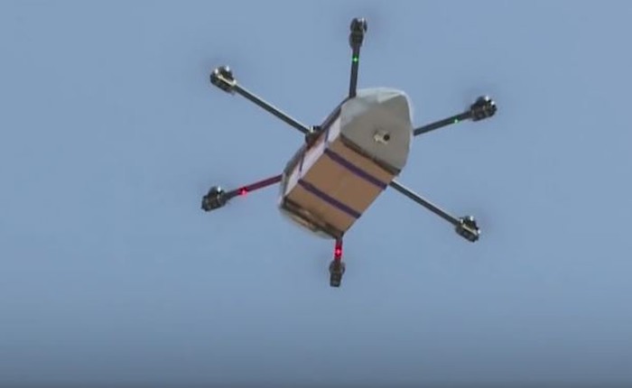 Không chỉ giúp kiểm soát giao thông, tại Trung Quốc drone còn được sử dụng để đưa thư tại các vùng có đường xá hiểm trở