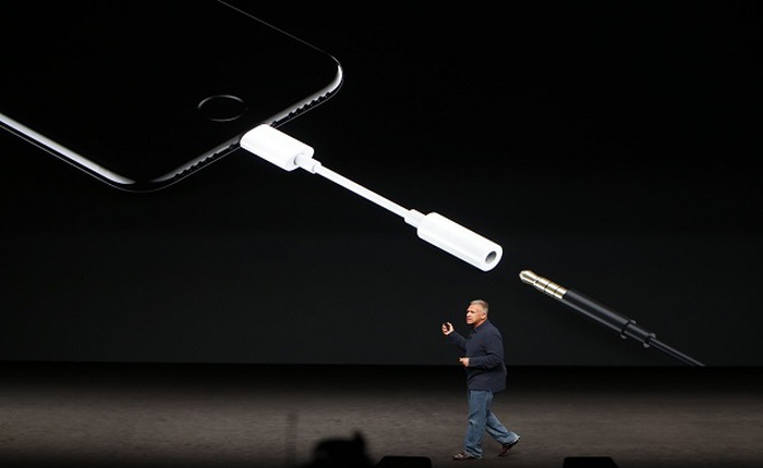 Phó Chủ tịch Apple giải thích lý do bỏ cổng tai nghe 3.5mm chỉ bằng 1 từ