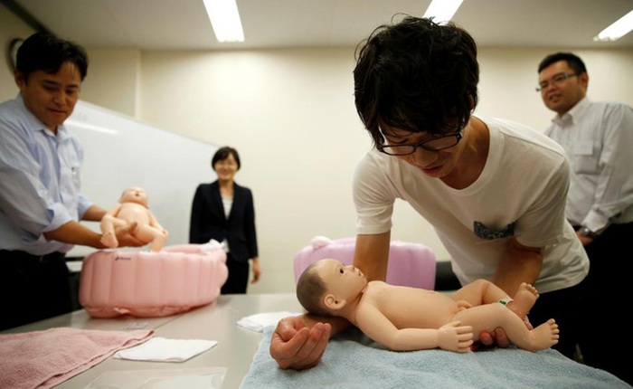 Đàn ông Nhật Bản đổ xô đi học làm bố để "thoát ế"