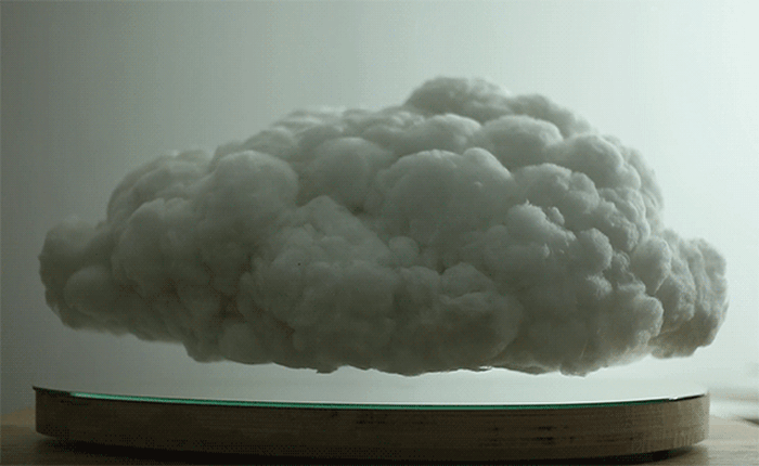 Thứ bạn đang nhìn thấy không phải là mây, mà là một chiếc loa bluetooth lơ lửng và phát ra tia chớp