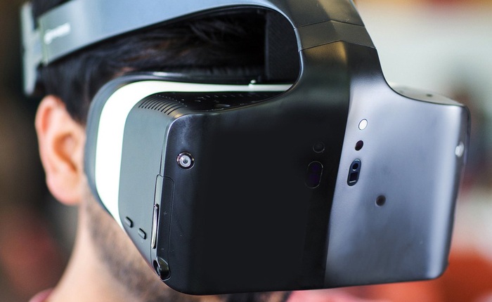 Intel ra mắt kính VR không cần nối với máy tính, dùng tay thật tương tác với đồ vật ảo