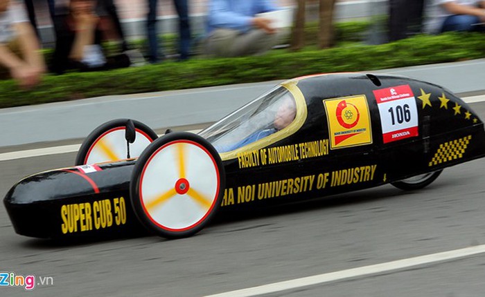 Sinh viên chế xe có thể chạy gần 3.000 km với một lít xăng