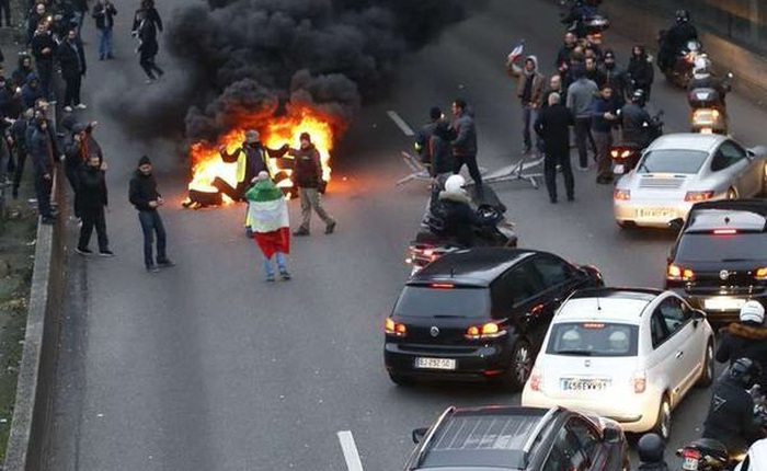 Biểu tình chống Uber biến thành bạo loạn, thủ đô Paris lại chìm trong biển lửa