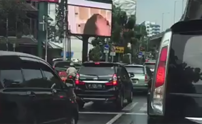 Màn hình quảng cáo tại thủ đô Indonesia bất ngờ chiếu phim người lớn ngay trong giờ cao điểm