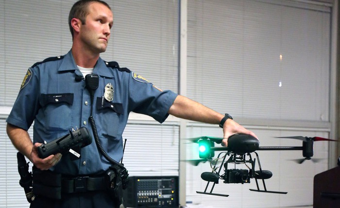 Cảnh sát Mỹ đang suy nghĩ tới việc sử dụng drone gắn súng bắn điện để trấn áp tội phạm
