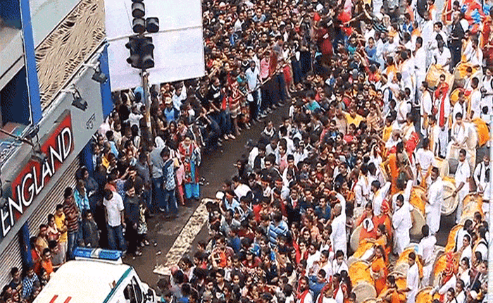 [Video] Xem hàng nghìn người dân Ấn Độ hăng say tiệc tùng nhưng vẫn tự giác tránh đường cho xe cứu thương như thế nào