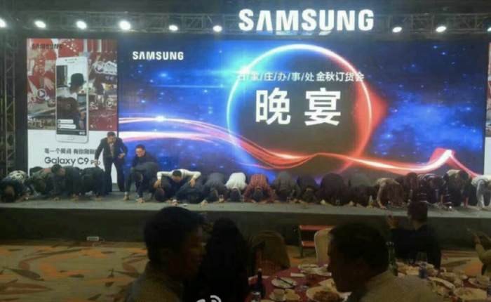 Người dùng Trung Quốc tức giận trước cảnh loạt quản lý Samsung quỳ lạy các đối tác bán lẻ điện thoại