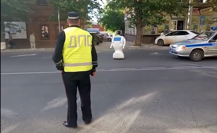 Một con robot vừa bỏ trốn khỏi phòng thí nghiệm, gây tắc cả một đoạn đường