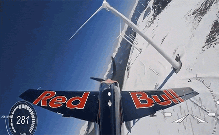 Đoạn video chứng tỏ việc lộn máy bay qua cánh quạt tua-bin gió không chỉ xuất hiện mỗi trên phim