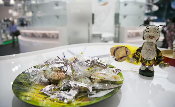 Không phải điện thoại bom tấn, Viettel đãi khách quốc tế kẹo lạc, nón lá tại MWC 2016