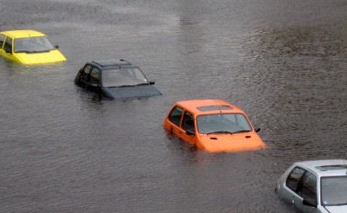 Trung Quốc cũng ngập lụt, hãy xem cách người dân bên họ chống ngập cho ô tô sáng tạo đến thế nào