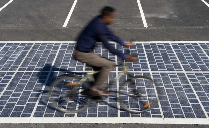 Pháp khánh thành con đường "lát gạch" pin năng lượng mặt trời đầu tiên trên thế giới, giá cực đắt 5,2 triệu USD
