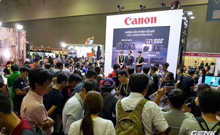 Canon thu hút đông đảo khách tham quan đến trải nghiệm tại triển lãm Digital Emotion 2016