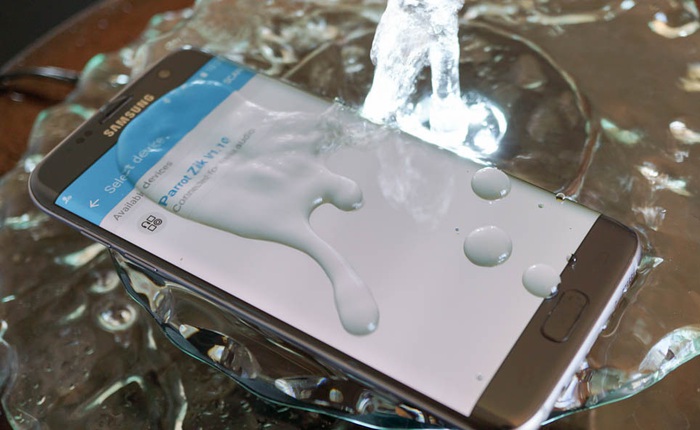 Với tiêu chuẩn IP68, tôi có nên mang Galaxy S7 xuống biển bơi cùng không?