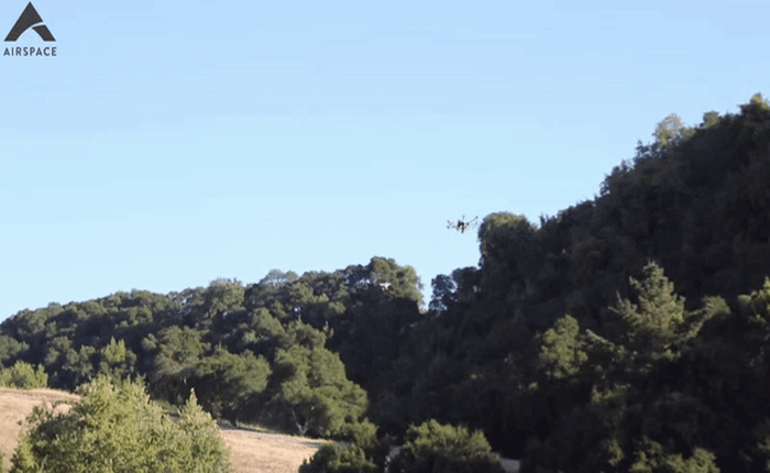 Quăng lưới bắt cá xưa rồi, bây giờ người ta thích dùng drone bắt drone bằng lưới hơn