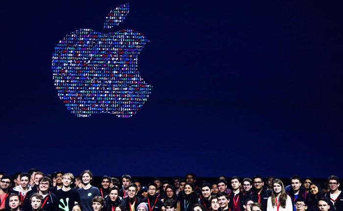 Apple tha thiết muốn thoát khỏi kỷ nguyên phần cứng nhưng vẫn còn ngập ngừng