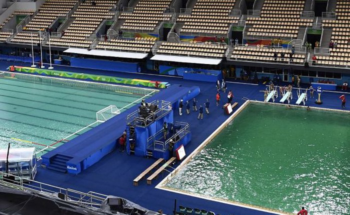 Hồ bơi Olympic vẫn xanh rì như thế, và giờ bắt đầu bốc mùi thối