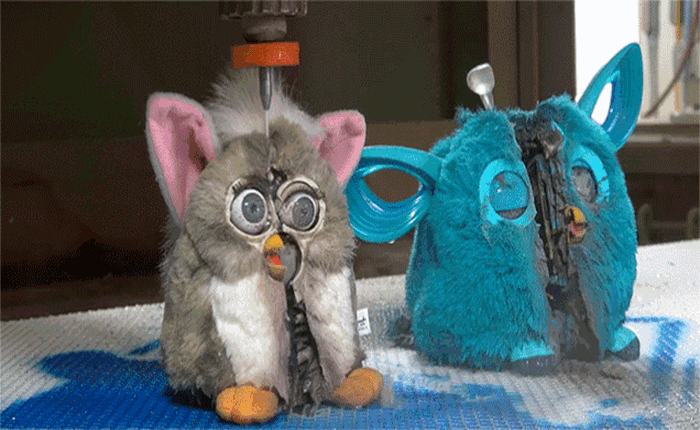 Robot Furby là một món đồ chơi khá nổi tiếng, nhưng bên trong nó có gì, hãy cùng tìm hiểu qua màn cứa đôi rùng rợn này