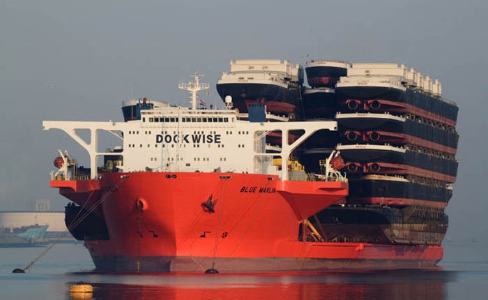 Chiêm ngưỡng con tàu lớn nhất thế giới, chở được cả tàu sân bay hay giàn khoan dầu